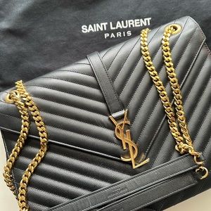 Saint Laurent
Medium Envelope Chain Shoulder Bag